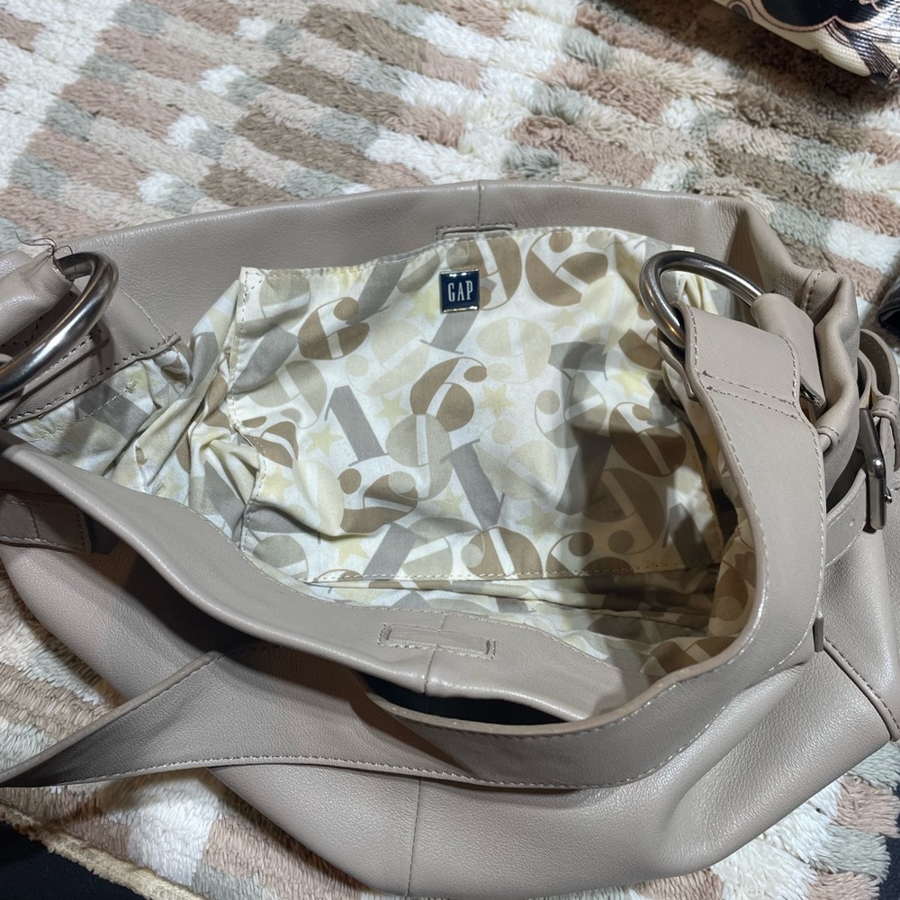 Elegant Cream Leather Shoulder Bag - Picture 4 of 12